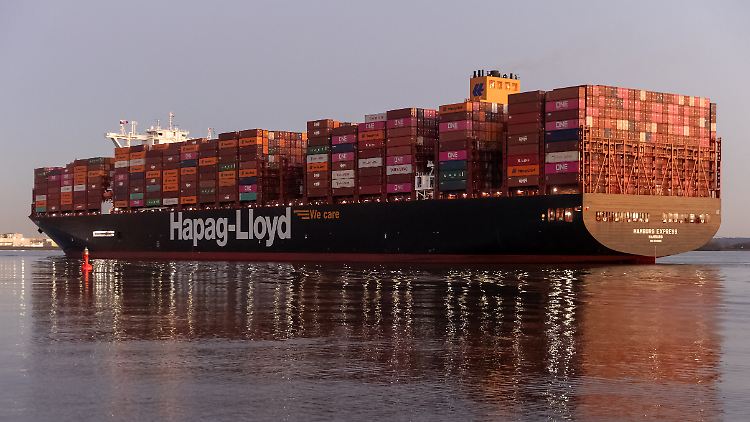 Ein Containerschiff im Hamburger Hafen. 