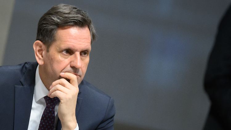 Der 57-jährige Olaf Lies, Wirtschaftsminister von Niedersachsen, bei einer Sitzung im Landtag.