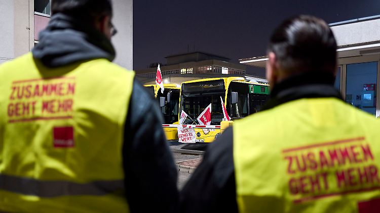 Vor Beginn der Schlichtung, in der eine Friedenspflicht herrscht, sollen laut Gesetzentwurf nur noch Streiks von bis zu zwei Stunden zulässig sein.