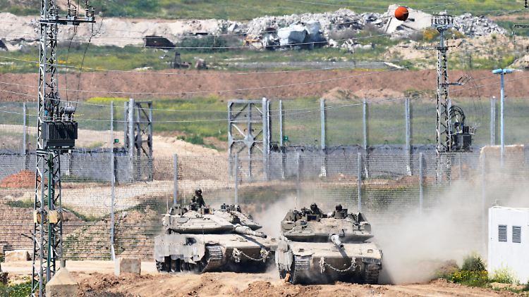 Israelische Panzer rollen in den nördlichen Gazastreifen ein. 