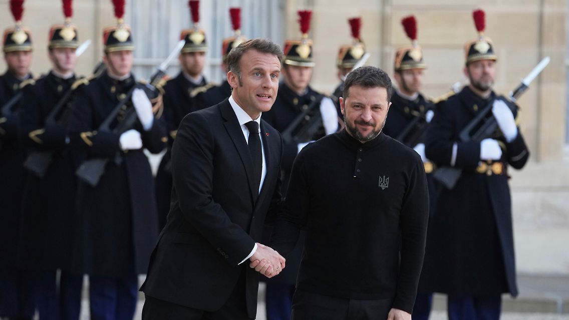Der französische Präsident Emmanuel Macron begrüßt den ukrainischen Präsidenten Wolodymyr Selenskyj im Élysée-Palast.