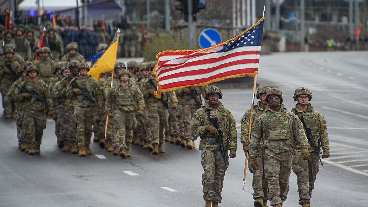 Soldaten der US-Armee marschieren während einer Militärparade in Vilnius im November 2023. 