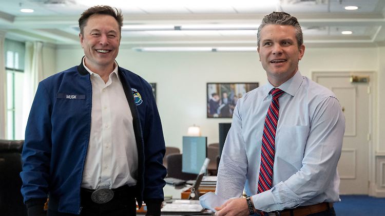 Unter anderem Musks Team soll untersuchen, warum ein Journalist versehentlich in einen Chat eingeladen wurde, in dem auch US-Verteidigungsminister Hegseth war. 