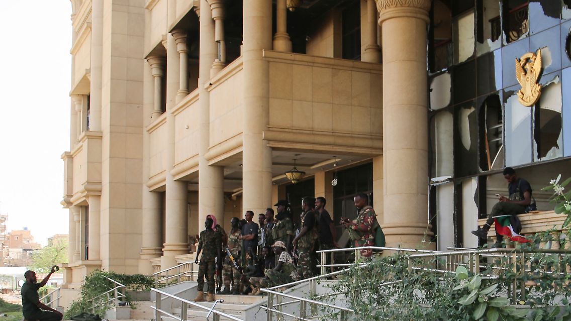 Khartum: Soldaten der sudanesischen Armee posieren am Freitag für ein Foto, nachdem sie den Präsidentenpalast übernommen haben.