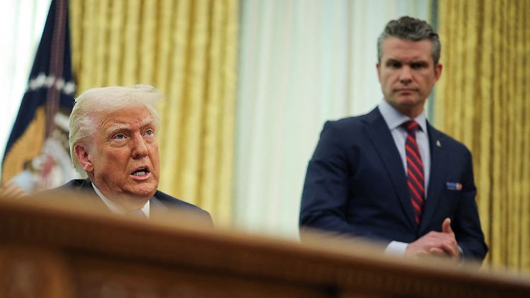 US-Präsident Donald Trump und sein Verteidigungsminister Pete Hegseth - am 21. März im Weißen Haus.
