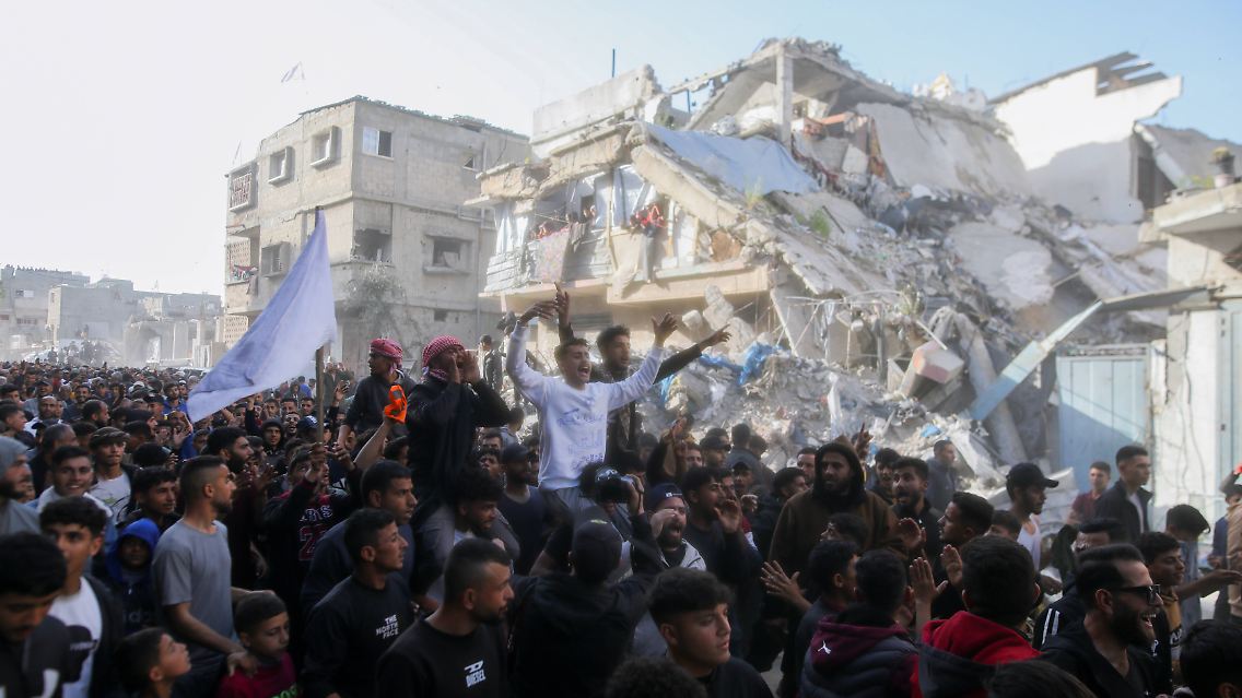 In Gaza und Beit Lahia rufen Menschen Sprechchöre gegen die Hamas ...
