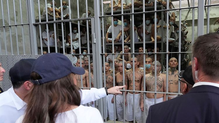 US-Heimatschutzministerin Kristi Noem besucht das berüchtigte Cecot-Gefängnis in El Salvador. Dort sind nun auch die gut 200 Männer interniert, die ohne vorherige Anhörung aus den USA abgeschoben wurden.  