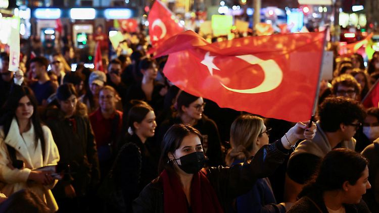 Am Abend waren es vor allem Studentinnen und Studenten, die in Istanbul demonstrierten.