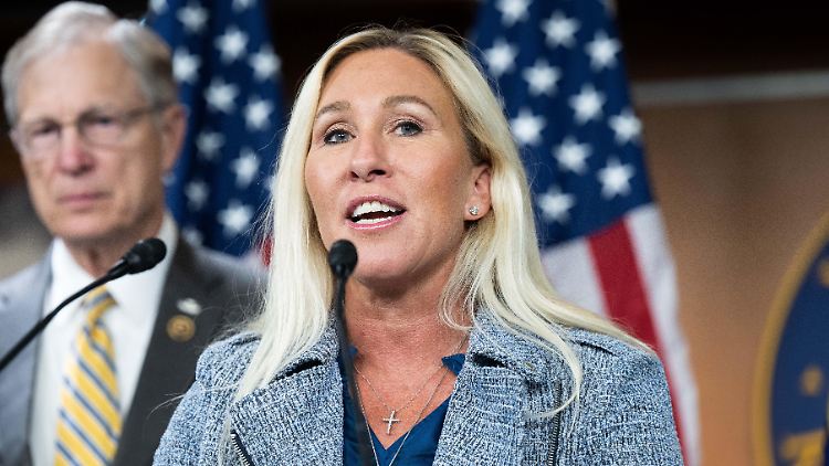 Die über die öffentlich-rechtlichen Sender NPR und PBS verbreiteten Inhalte kritisierte Greene als "so radikal, dass sie das amerikanische Volk und vor allem die amerikanischen Kinder einer Gehirnwäsche" unterzögen.