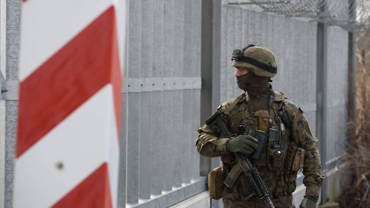 Die polnisch-belarussische Grenze ist stark gesichert. Jetzt sollen Flüchtlinge hier zurückgewiesen werden.