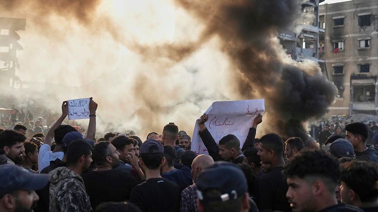 Dutzende Männer riefen Berichten zufolge bei dieser Demonstration: "Raus, raus, raus! Hamas, geh raus!"