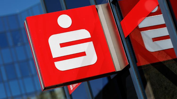 Sparkassen sind laut dem Bericht in die Steuergeschäfte involviert - "trotz ihrer gesetzlichen Verpflichtung zur Gemeinwohlorientierung".
