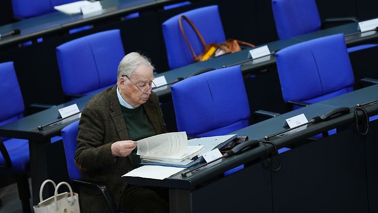 Vor Beginn der konstituierenden Sitzung blättert Alexander Gauland noch ein wenig in seinen Unterlagen - möglicherweise in der Geschäftsordnung des Bundestags?