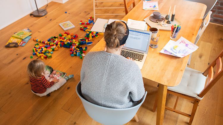 In der Praxis bleiben die Väter deutlich seltener zu Hause als die Mütter. Finanzielle Einbußen beim Elterngeld führen oft zu der traditionellen Rollenverteilung, so eine Studie.