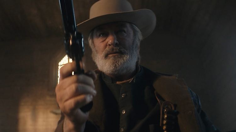 Alec Baldwin in "Rust" - der Film kommt nun in die Kinos.