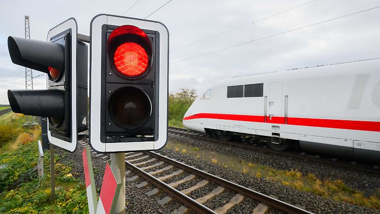 Das marode Schienennetz bremst die Deutsche Bahn immer häufiger aus. Die Pünktlichkeit im Fernverkehr erreicht im vergangenen Jahr mit 62,5 Prozent einen historischen Tiefpunkt. 