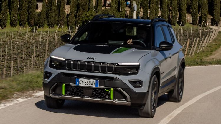 Der Avenger 4xe soll laut Jeep auf der Straße und im Gelände überzeugen.