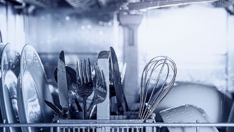 Warentest prüfte jede Spülmaschine anhand von zahlreichen Spülgängen sowohl im Eco-Programm als auch im Automatik- und Kurzprogramm.
