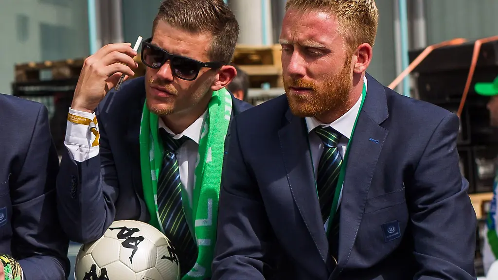 Die-Wolfsburger-Spieler-Sebastian-Jung-l-und-Patrick-Ochs