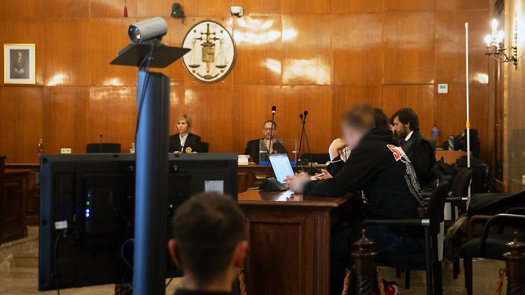 Der Verurteilte (vorne rechts) muss den Hinterbliebenen auch eine hohe Entschädigungssumme zahlen.