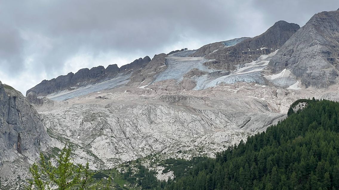 Blick auf den Gletscher am Berg Marmolata in den Dolomiten in Südtirol. Das Bild ist vom Sommer 2022.