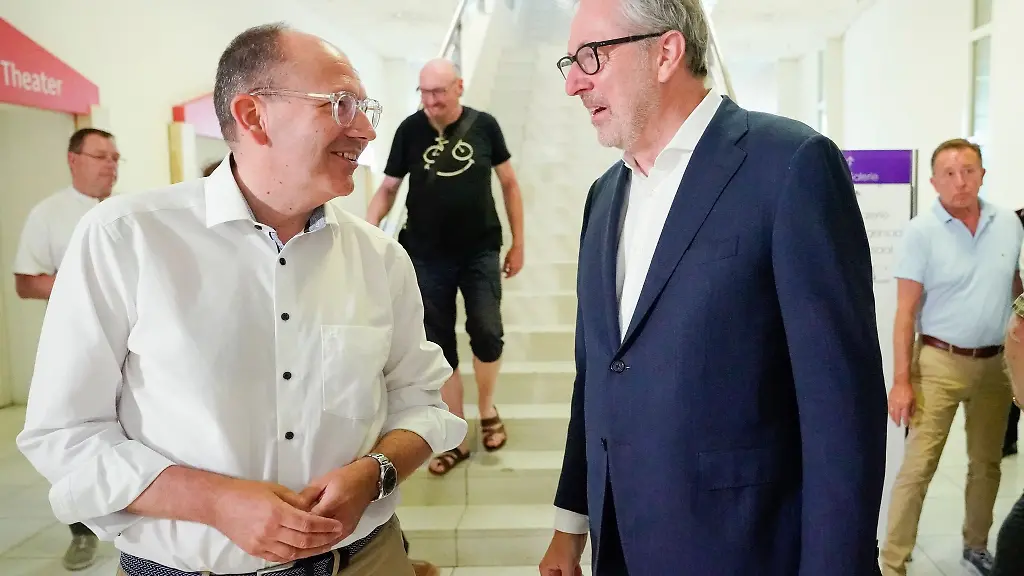 Peter-Kurz-r-SPD-Oberbuergermeister-der-Stadt-Mannheim-spricht-vor-dem-Ratssaal-des-Stadthaus-N-1-mit-Christian-Specht-CDU-Kandidat-fuer-das-Amt-des-Oberbuergermeister-der-Stadt-Mannheim