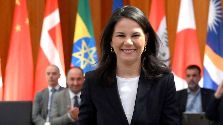 Baerbock ist nur noch Außenministerin, bis die neue Bundesregierung im Amt ist.