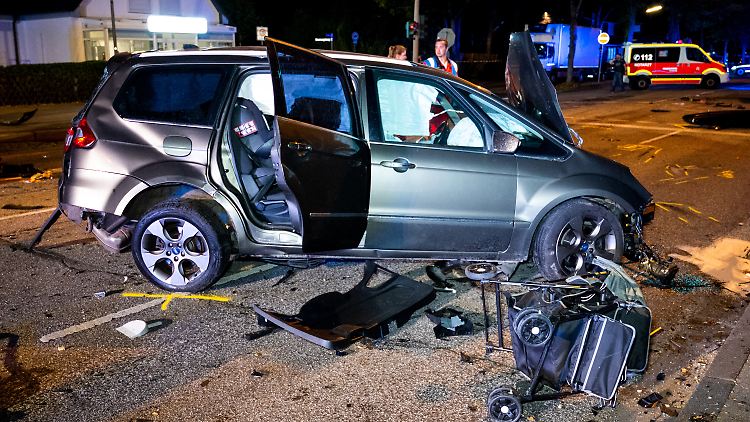 Bei einem Verkehrsunfall in Hamburg werden mehrere Menschen verletzt, ein Kind stirbt. Die Staatsanwaltschaft geht von einem illegalen Straßenrennen aus.