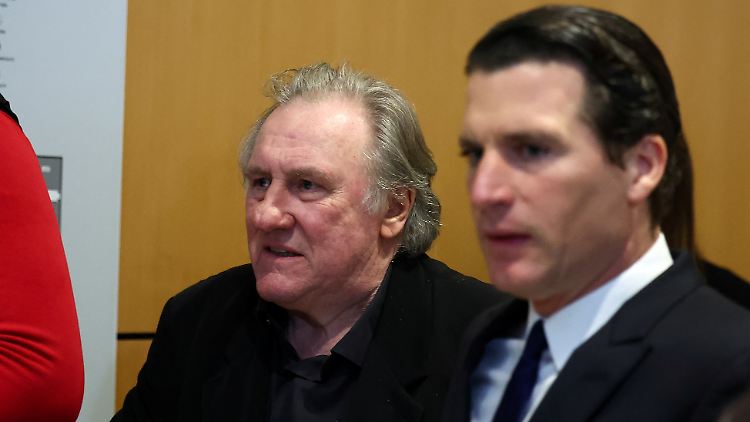 Gérard Depardieu ist sich keiner Schuld bewusst. Sein Anwalt Jérémie Assous (r.) fuhr die Nebenklägerinnen aggressiv an. 