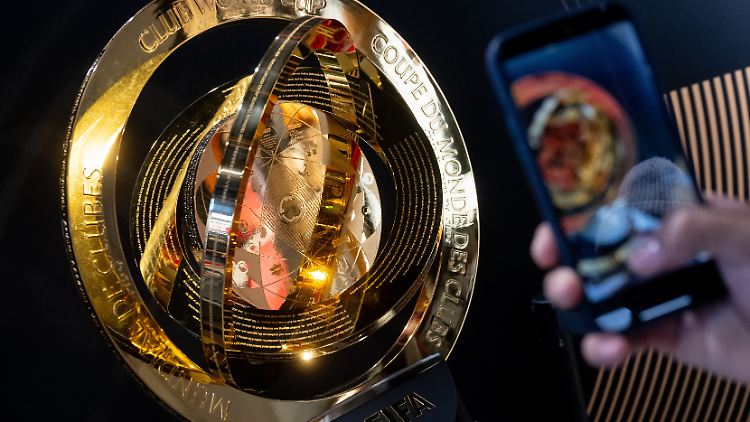 Um diesen goldenen Pokal geht es bei der Klub-WM.