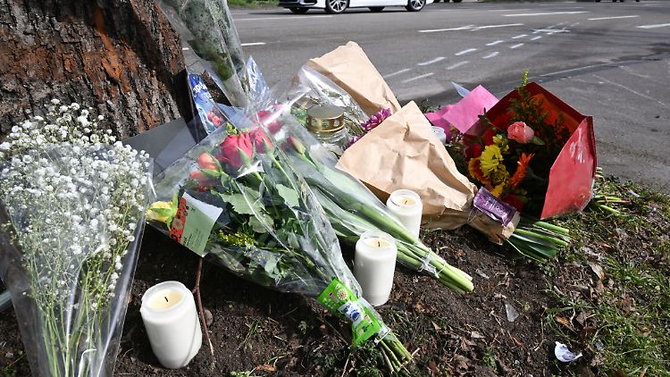 Blumen liegen an der Unfallstelle in Ludwigsburg, wo nach einem mutmaßlichen Autorennen zwei tote Frauen zu beklagen sind.