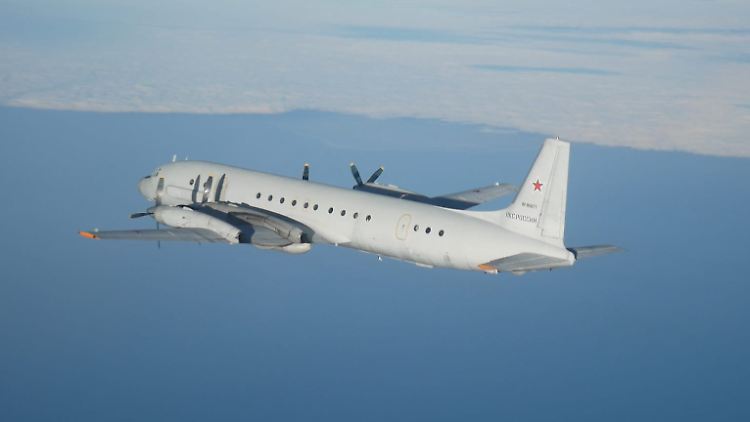 Das Foto zeigt die identifizierte IL-20M über der Ostsee. 