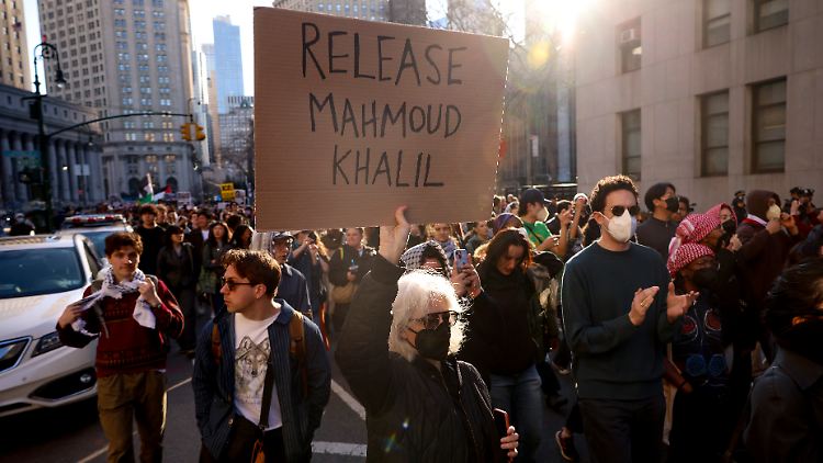 Demonstranten protestieren in New York und fordern die Freilassung des palästinensischen Aktivisten Machmud Chalil. 