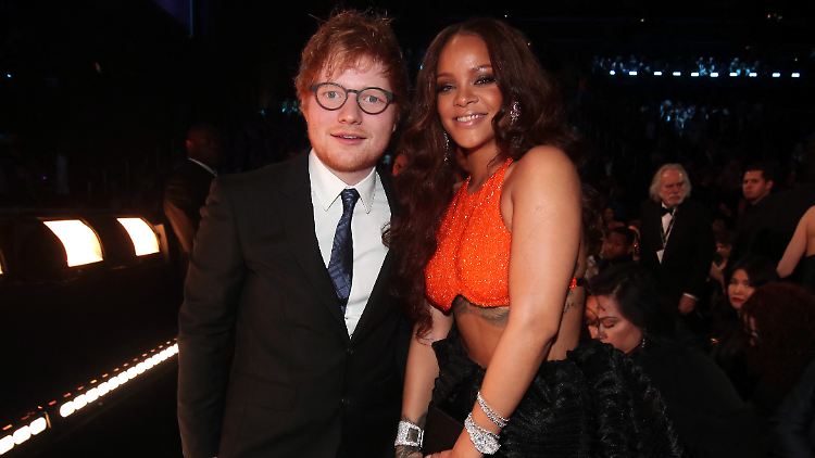 Der Musiker Ed Sheeran und die Sängerin Rihanna während der Verleihung der Grammys im Februar 2017 in Los Angeles.