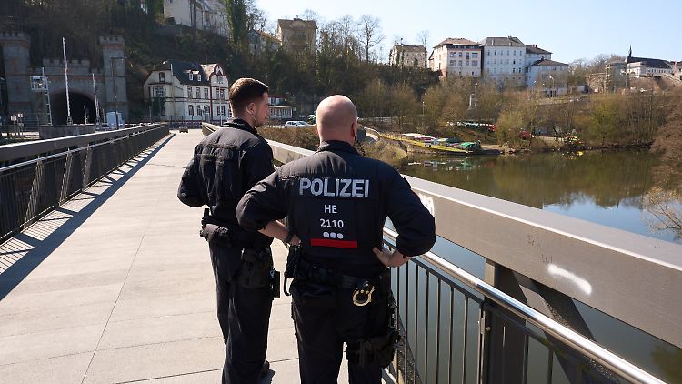 Hinweise auf ein Gewaltverbrechen hat die Polizei bisher nicht. 
