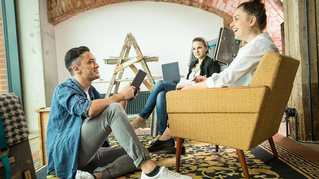 Austausch-ist-gut-aber-Wer-mit-Kollegen-ueber-private-Themen-spricht-sollte-spaetestens-dann-stoppen-wenn-die-Unterhaltung-nur-noch-von-einem-selbst-bestritten-wird