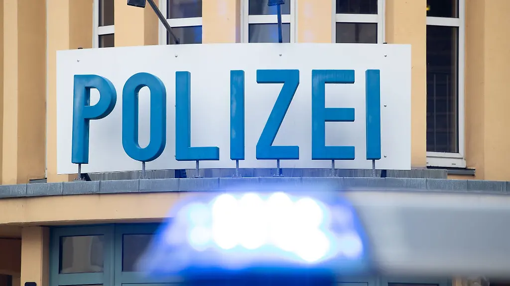 Ein-Einsatzwagen-der-Polizei-steht-vor-einer-Dienststelle
