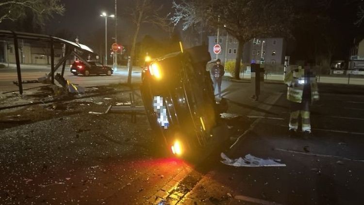 Der Fahrer in Offenbach verlor in einer Kurve die Kontrolle über sein Auto, teilen die Beamten mit.
