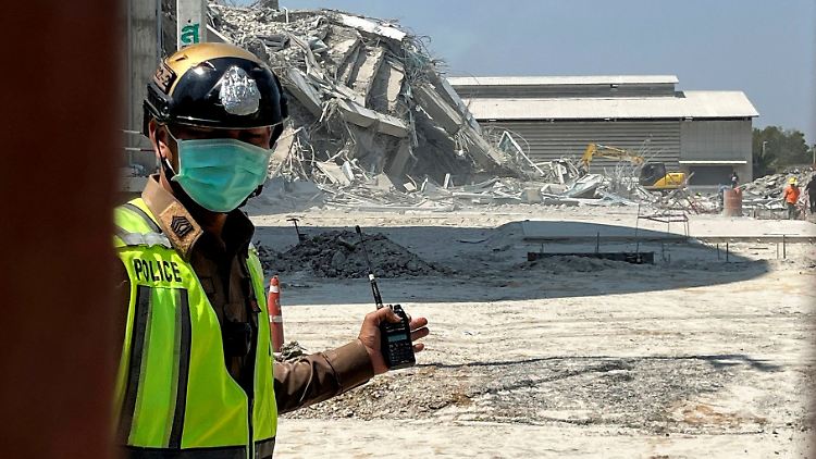 Ein mehrstöckiger Rohbau eines Hochhauses stürzte in Bangkok ein.