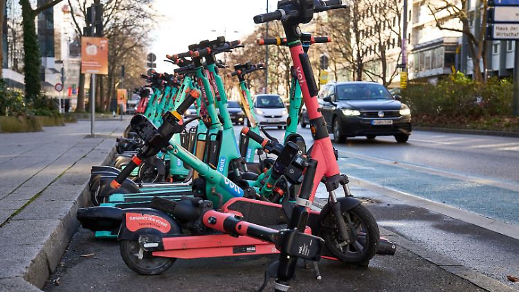 Die Rollerunfälle können zu schweren Verletzungen führen und sogar tödlich enden.