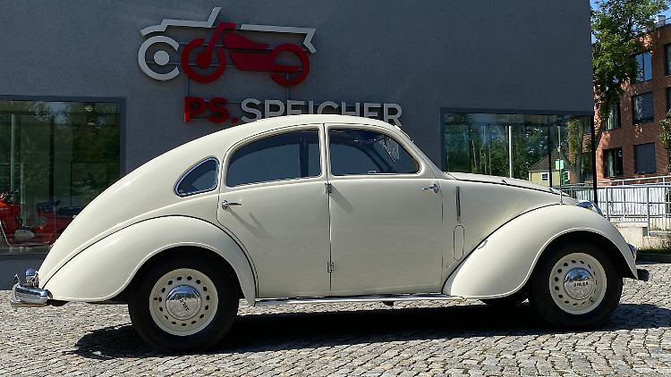 Der damals renommierte Fachbetrieb Ambi-Budd karossierte den Adler "Autobahn". Er sieht gewaltig aus, ist aber in der Tat nicht übermäßig groß. Heute würde ein Fahrzeug mit einer derart abfallenden Dachlinie "viertüriges Coupé" heißen.