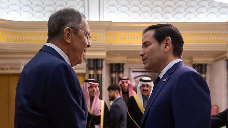 In Riad begrüßt US-Außenmininster Marco Rubio seinen russischen Amtskollegen Lawrow.