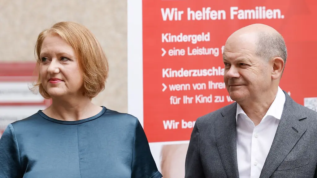 Bundeskanzler-Olaf-Scholz-und-Familienministerin-Lisa-Paus-besuchen-die-Familienkasse-Berlin-Brandenburg