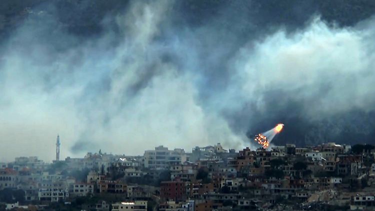 Starker Rauch über den von israelischen Streitkräften bombardierten Gebieten in der südlibanesischen Grenzstadt Khiam.