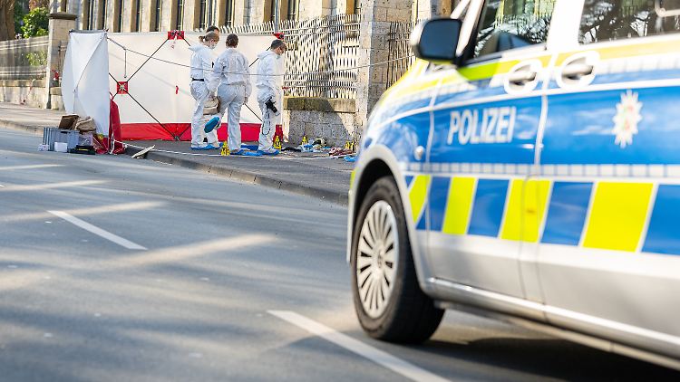 Spurensicherung nach einem Messerangriff in Bielefeld: Nach einem Rückgang in den Corona-Jahren nimmt die Zahl der gemeldeten Delikte wieder zu.