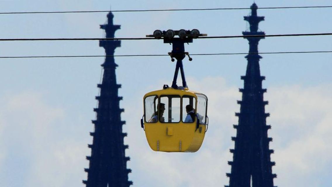 Touristen genießen das Kölner Stadtpanorama: Immer mehr Urlauber in Deutschland zieht es in die Großstädte.