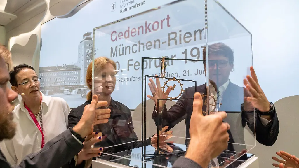 Die-Kuenstlerin-Alicja-Kwade-M-nimmt-die-Glaskuppel-vom-Modell-fuer-den-Gedenkort-Riem-1970-ab