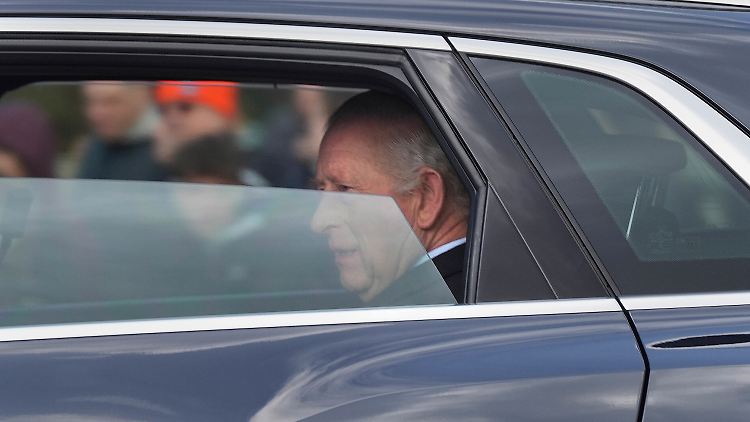 Nach einer Krebsbehandlung klagte Charles III. am Donnerstag über Beschwerden.