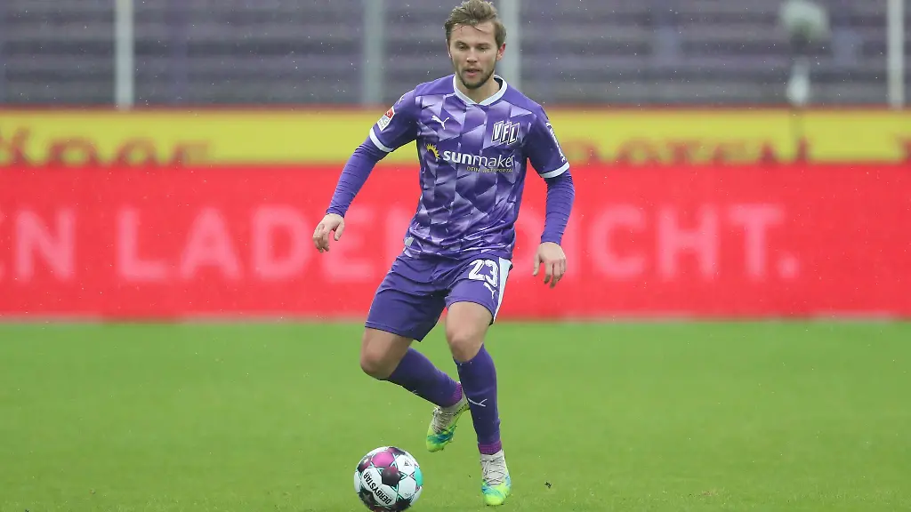 Osnabruecks-David-Blacha-spielt-den-Ball