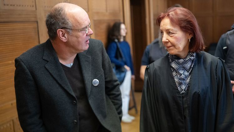 Der Kläger (l.) und seine Anwältin kommen in den Verhandlungssaal des Verwaltungsgerichts in Düsseldorf. 